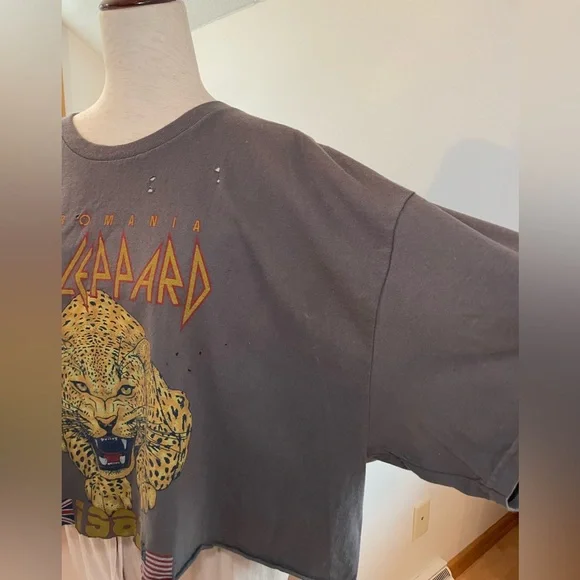 Goodie Two Sleeves : Destructed Def Leppard Graphic Tee - Picture 5 of 10